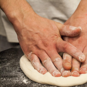 Mąka, woda, drożdże, sól i pasja - ciasto na pizzę neapolitańską